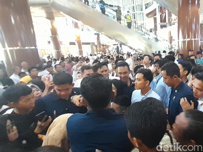 Gibran Rakabuming menyapa pengunjung yang berada di OPI Mal Banyuasin