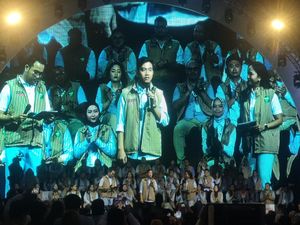Gibran Sebut Beberapa Bulan ini Serangan-Hoaks Intens: Disenyumin Aja