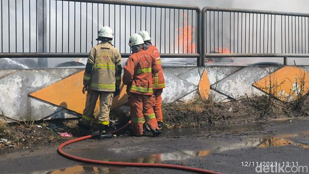 Gudang kabel di Surabaya terbakar