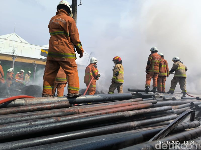Gudang kabel di Surabaya terbakar