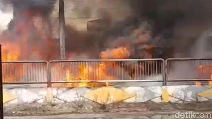 Gudang kabel di Surabaya terbakar