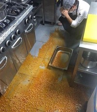 Setiap orang memiliki hari buruk dihidupnya. Contohnya potret kejadian tidak mengenakan berikut. Jadi jangan lagi merasa menjadi orang paling sial ya detikers.