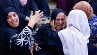 Jeritan perempuan Paestina di Rumah Sakit Nasser setelah sanak keluarganya tewas oleh Israel. REUTERS/Ibraheem Abu Mustafa.