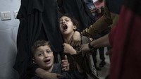 Warga Palestina berduka atas kematian kerabat mereka dalam pemboman Israel di Jalur Gaza, di rumah sakit di Khan Younis, Sabtu, 11 November 2023. AP Photo/Fatima Shbair.