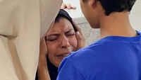 Seorang ibu menangis di rumah sakit Al Shifa setelah anaknya Mohammed Abu Amira tewas akibat serangan Israel. REUTERS/Doaa Rouqa.