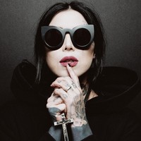 Wanita 41 tahun itu mengatakan bahwa di usia 20-an dia memiliki mentalitas dengan pemikiran bebas dan mempertanyakan tentang otoritas. Hal itu mendorongnya untuk mempelajari praktik ilmu sihir, meditasi dan yoga. Foto: dok. Instagram