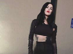 Foto Kat Von D yang Kini Lebih Religius Setelah Tobat Dari Ilmu Hitam