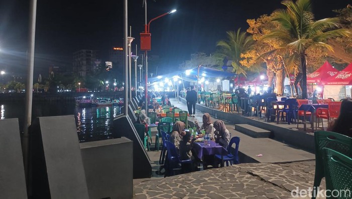 Kawasan Kuliner Pantai Losari Makassar
