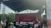 Antusiasme dari masyarakat ini keren banget ya karena menurut saya Jakarta memang butuh suasana yang lebih fun dan rileks. Ini membuat masyarakat lebih santai dengan orang-orang bisa menikmati kota, jalan-jalan kecil gitu ya. Menurut saya kalau semua korporasi juga bantu proses ini, Jakarta menjadi menyenangkan, ucap Dirut Bank BTN Nixon LP Napitupulu ketika ditemui di acara BTN Jakarta Run 2023, Minggu (12/11/2023). (Foto: DetikHealth/Averus Al Kautsar)
