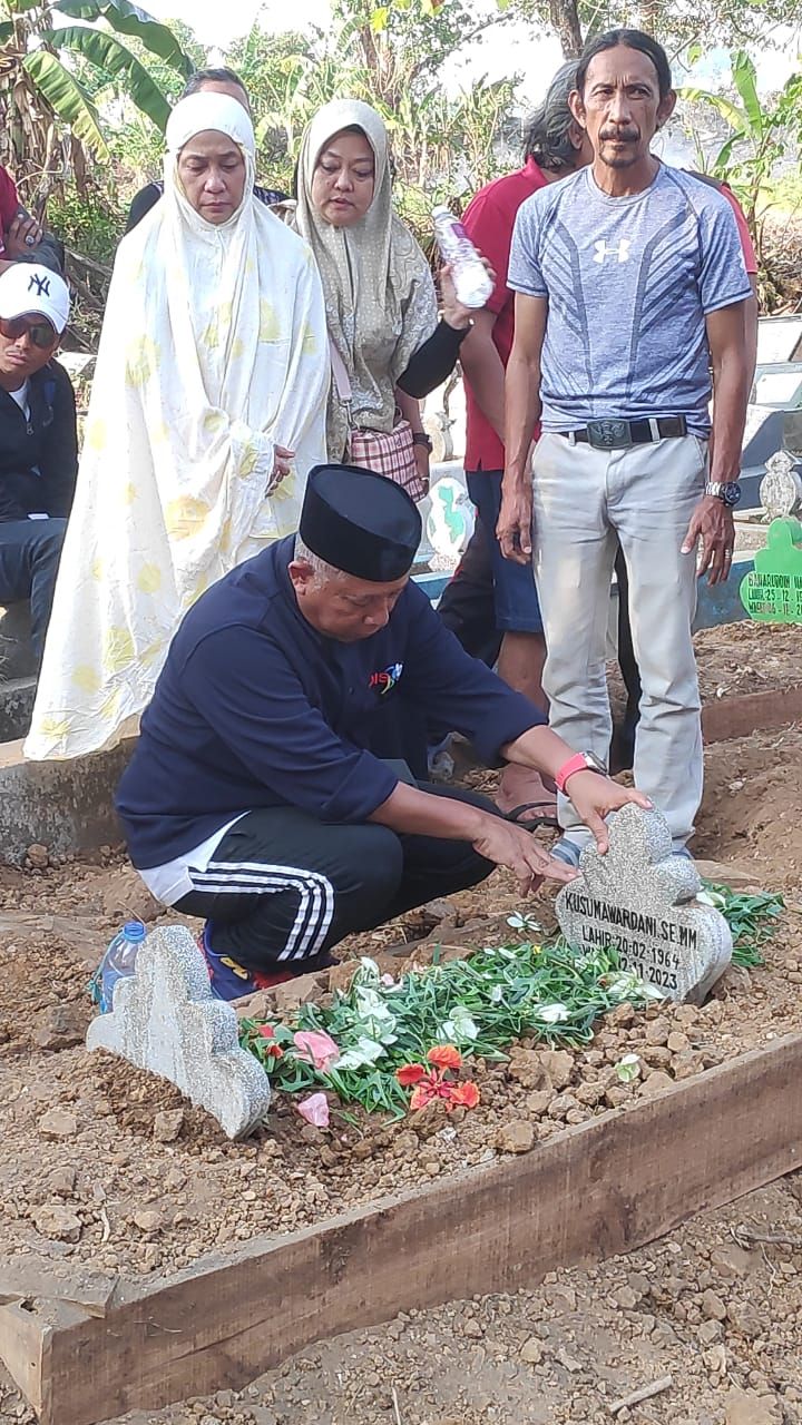 Kepala Dinas Pemuda dan Olahraga (Dispora) Sulsel Suherman mengantar Legenda panahan Indonesia, Kusuma Wardani ke tempat peristirahatan terakhirnya di TPU Sudiang, Makassar, Sulsel.