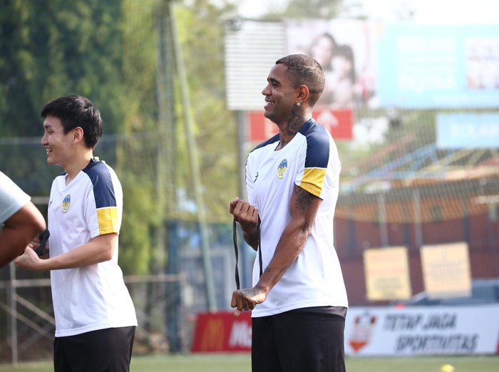 Kim Bong-jin dan Augusto Neto pada sesi latihan jelang PSKC Cimahi vs PSIM Jogja, Kamis (9/11/2023).