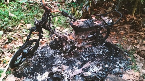 Kondisi motor milik  INK yang gantung diri di pohon durian di Banjar Dinas Sukaluwih, Desa Amerta Buana, Kecamatan Selat, Karangasem, Minggu (12/11/2023). (dok. Polres Karangasem)