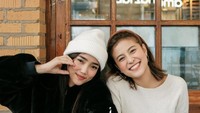 Tak hanya sendirian, selebgram dengan nama asli Karin Novilda itu juga pernah ngopi bareng Fuji, saat keduanya di Korea. Foto: Instagram @narinkovilda