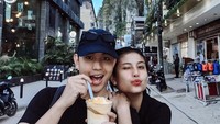 Awkarin dan kekasihnya, Alden sempat juga mencicipi dessert glass di El Nido Beach, Palawan, Bali. Tampaknya dessert itu rasa biscoff lotus. Foto: Instagram @narinkovilda