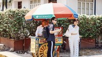Saat berada di negara Filiphina, selebgram kelahiran 1997 itu  jajan es krim kaki lima bersama sang kekasih. Seru ya? Foto: Instagram @narinkovilda