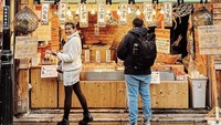 Awkarin dan Alden memang beberapa kali terlihat liburan bareng. Ketika ke Jepang, keduanya tak lupa mampir ke pasar ikan Fushimi Inari-Taisha untuk coba ikan segar. Foto: Instagram @narinkovilda