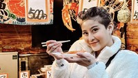 Wah, selebgram 25 tahun itu tampaknya sangat senang dengan hidangan ikan yang dijual di pasar ini. Ikannya memang terkenal segar dan dagingnya tebal. Foto: Instagram @narinkovilda