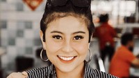 Dalam unggahan Instagram, Awkarin pun senang membagikan ulasan terkait makanan yang ia coba. Salah satunya restoran Sop Ikan Batam, yang sudah jadi favoritnya sejak kecil. Foto: Instagram @narinkovilda
