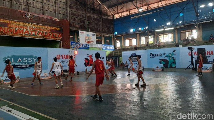 Laga final Classy Yamaha Youth Festival antara tim basket SMAN 11 Makassar Vs SMAN 3 Makassar di GOR Andi Mattalatta, Makassar, Sulsel.