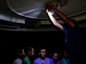 Listrik Mati, Dokter RS Indonesia di Gaza Pakai Senter HP Rawat Pasien