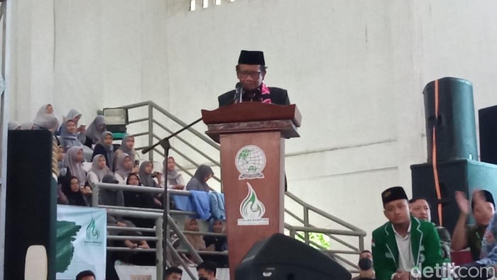 Mahfud Md saat berkunjung ke Cirebon.