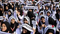 Sejumlah santri mengikuti Kirab Santri di kompleks Pusat Pemerintahan Kota Tangerang, Banten, Minggu (12/11/2023). Kegiatan yang diikuti ribuan santri tersebut dalam rangka memperingati Hari Santri 2023 sekaligus sebagai bentuk solidaritas membela rakyat Palestinaterhadap serangan Israel. ANTARA FOTO/Sulthony Hasanuddin.