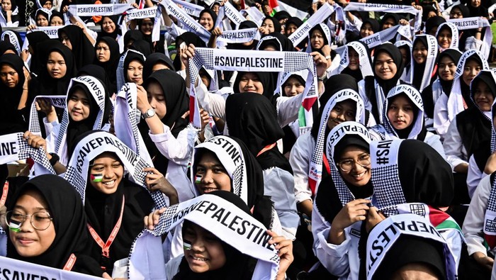 Melihat Aksi Bela Palestina di Berbagai Kota di Indonesia Aksi dukungan untuk Palestina hari ini digelar di berbagai kota di Indonesia. Mulai dari Kota Bekasi hingga Kota Solo.