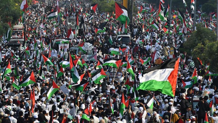 Aksi dukungan untuk Palestina hari ini digelar di berbagai kota di Indonesia. Mulai dari Kota Bekasi hingga Kota Solo.