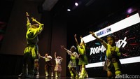 Pertunjukan seni tari ini digelar oleh O-Two Dance School dengan mengambik tema Dream On.