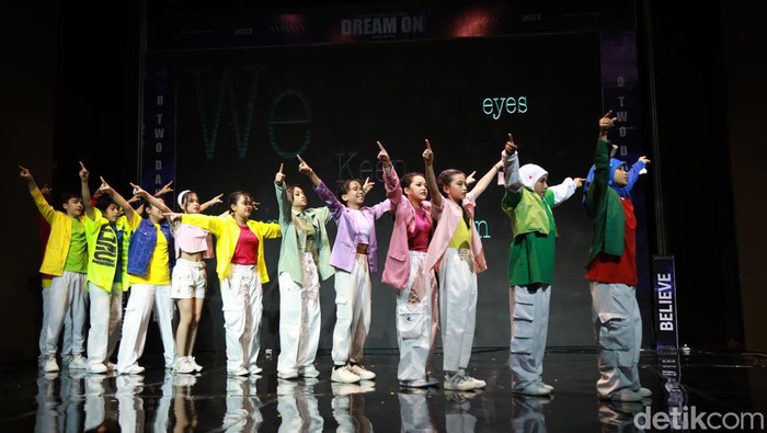 Para murid O-Two Dance School membuat pagelaran tari O-Zone bertemakan 