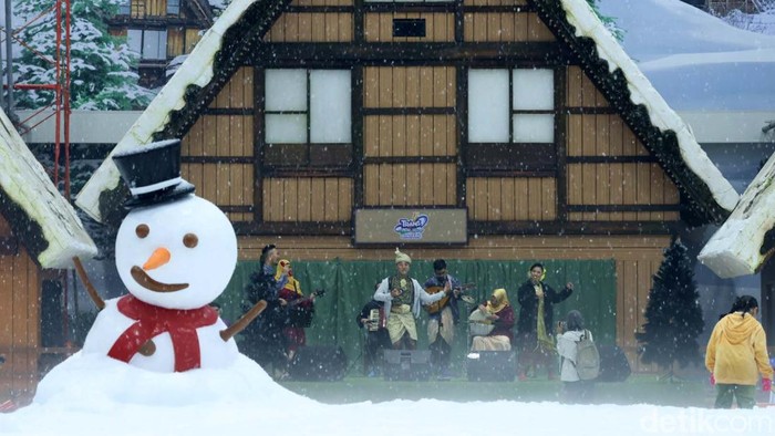 Trans Snow Bintaro menghadirkan tarian dan budaya Singapura dan Nepal. Yuk kita lihat.