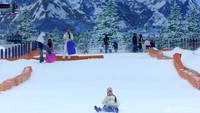 Bagi Anda yang belum bisa jangan khawatir karena ada instruktur yang siap untuk membantu dan membuat Anda bisa untuk bermain ski.