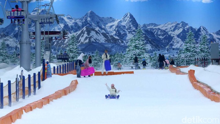 Trans Snow Bintaro menghadirkan tarian dan budaya Singapura dan Nepal. Yuk kita lihat.