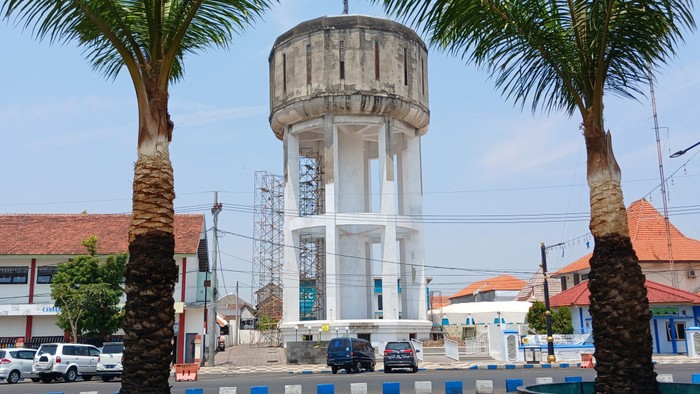 Menara air peninggalan pemerintah kolonial Belanda di kawasan Alun-alun Kota Pasuruan