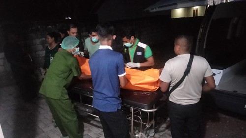 Mendiang Enos Foeh saat dievakuasi ke RSAL Samuel J Moeda, Kota Kupang, NTT. (Dok Polsek Alak).