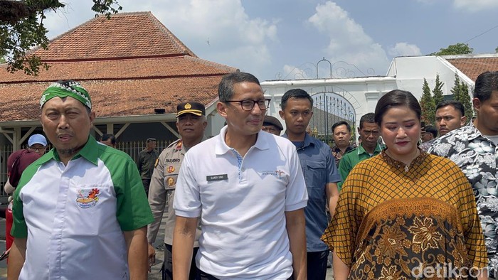 Menteri Pariwisata dan Ekonomi Kreatif Sandiaga Salahuddin Uno di Puro Mangkunegaran, Solo, Minggu (12/11/2023).