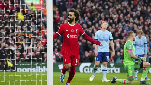 Liverpools Mohamed Salah celebrates scoring his sides opening goal during the English Premier League soccer match between Liverpool and Brentford at Anfield stadium in Liverpool, England, Sunday, Nov. 12, 2023. (AP Photo/Jon Super)