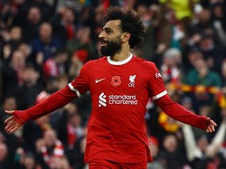 Mohamed Salah menempelnya. Striker Liverpool itu punya gol yang sama dengan Haaland (Reuters)