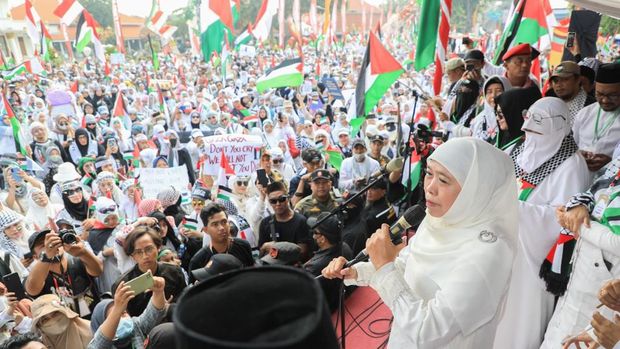 Momen Khofifah berbaur bersama warga di Aksi Bela Palestina