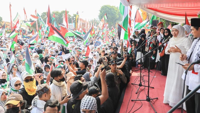 Momen Khofifah berbaur bersama warga di Aksi Bela Palestina