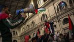 Momen Polisi Bentrok dengan Massa Pro-Palestina di Spanyol