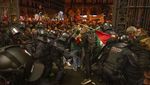 Momen Polisi Bentrok dengan Massa Pro-Palestina di Spanyol