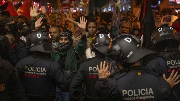 Momen Polisi Bentrok dengan Massa Pro-Palestina di Spanyol