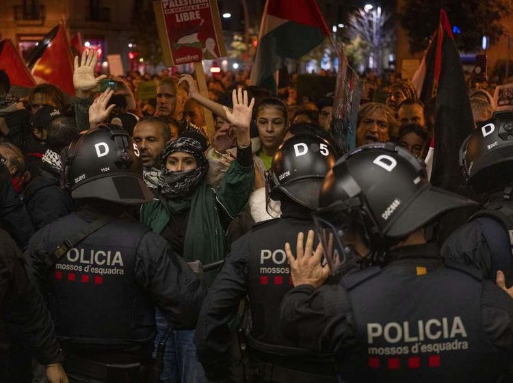 Momen Polisi Bentrok dengan Massa Pro-Palestina di Spanyol