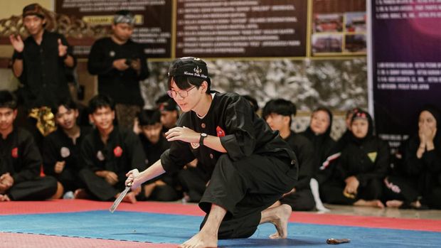 Momen warga Jepang dan Belanda saat unjuk bakat pencak silat di Sukabumi