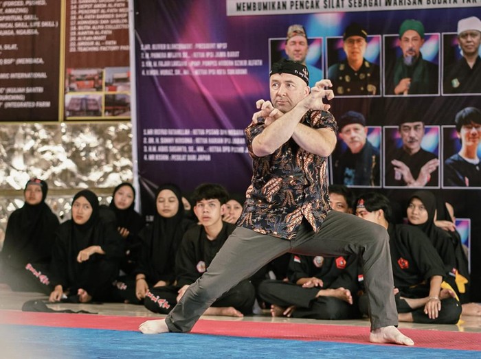 Momen warga Jepang dan Belanda saat unjuk bakat pencak silat di Sukabumi