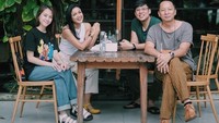 Sesekali Nirina Zubir juga tetap meluangkan waktu bersama rekan-rekan selebriti. Hangout ke kafe bersama RInggo Agus Rahman sempat diabadikan pelakon Keluarga Cemara ini. Foto: Instagram/nirinazubir_