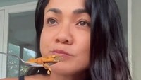 Untuk mendukung kebugarannya, ia juga lebih menyadari pentingnya asupan makanan sehat. Telur organik yang tinggi mineral dikonsumsi Nirina secara rutin. Foto: Instagram/nirinazubir_