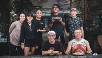 Nirina Zubir juga sering berkumpul bersama teman-teman olahraganya. Mengisi perut bersama setelah berolahraga jadi gayanya bersosialisasi. Foto: Instagram/nirinazubir_