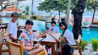 Waktu kosongnya juga dimanfaatkan untuk liburan bersama keluarga. Menyambangi restoran dan duduk di tepi pantai dilakukan sambil menyantap minuman dan makanan enak. Foto: Instagram/nirinazubir_